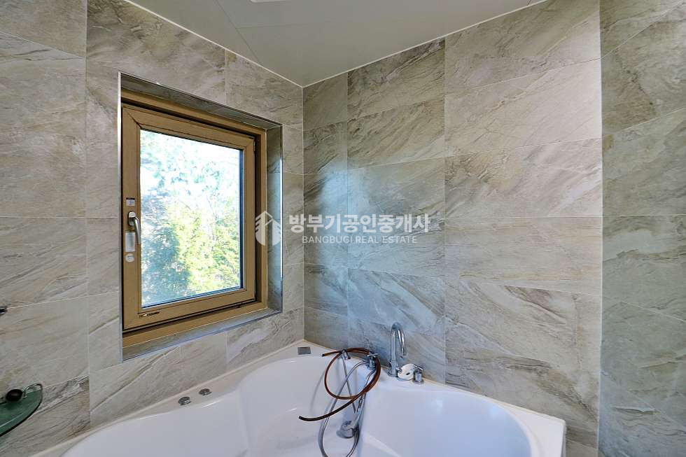 경기 양평군 양평읍 회현리 남한강 조망~ 철근콘크리트 구조, 벙커 주차장, 상수도, 양평읍 시내 5분 거리! 남한강 산책로가 앞에 있는 전원주택 월세 매매 매물번호 14806 사진 59