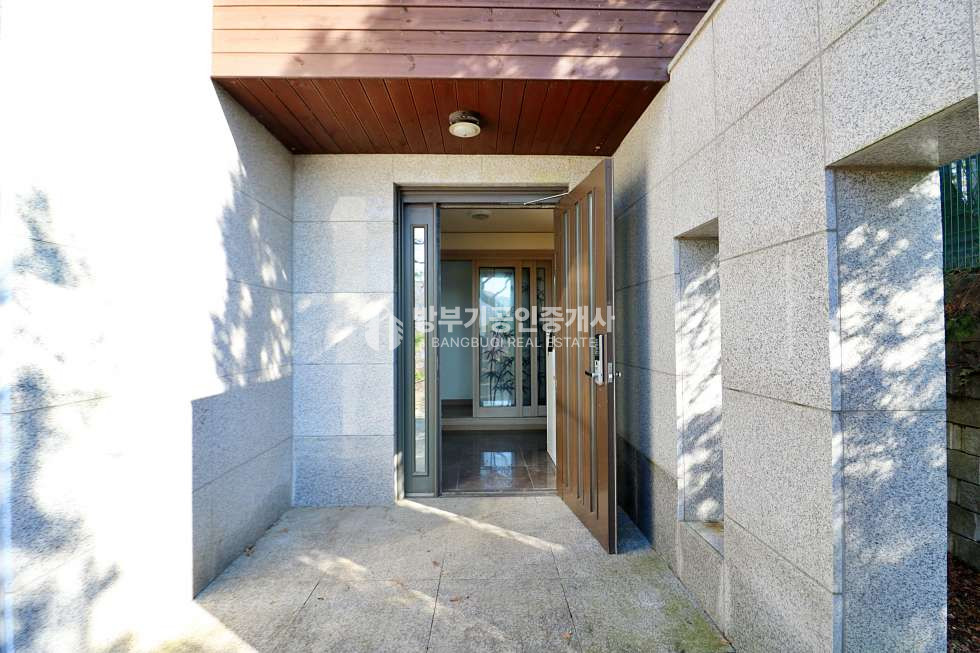 경기 양평군 양평읍 회현리 남한강 조망~ 철근콘크리트 구조, 벙커 주차장, 상수도, 양평읍 시내 5분 거리! 남한강 산책로가 앞에 있는 전원주택 월세 매매 매물번호 14806 사진 18